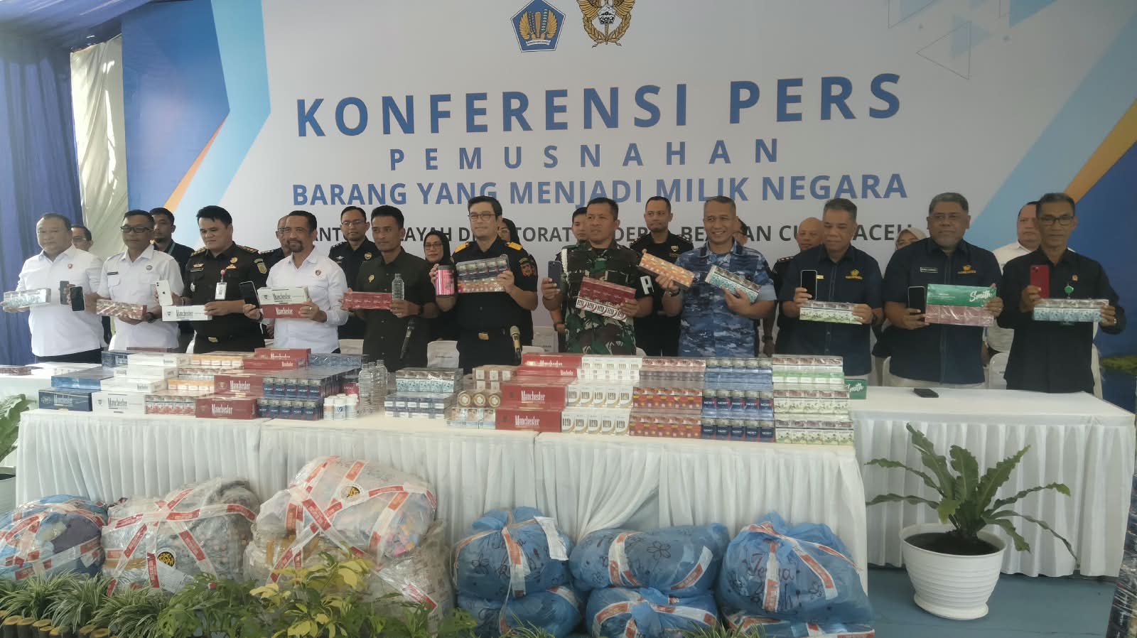 PENGADILAN TINGGI BANDA ACEH MENGHADIRI KONFERENSI PERS PEMUSNAHAN BARANG MILIK NEGARA DI KANWIL BEA CUKAI ACEH